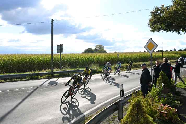The breakaway riders around Luca Dreßler (front) led the way for a long time, but were eventually caught in the end