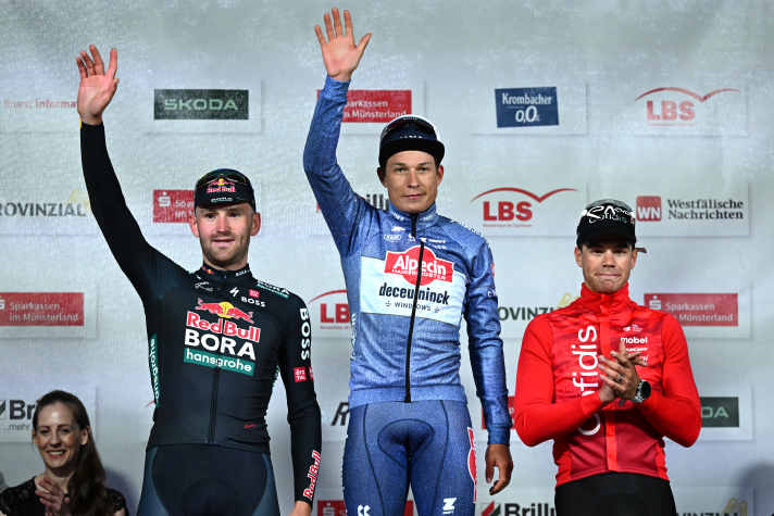Jasper Philipsen (au centre) remporte le Sparkassen Münsterland Giro 2024 devant Jordi Meeus (à gauche) et Milan Fretin (à droite)