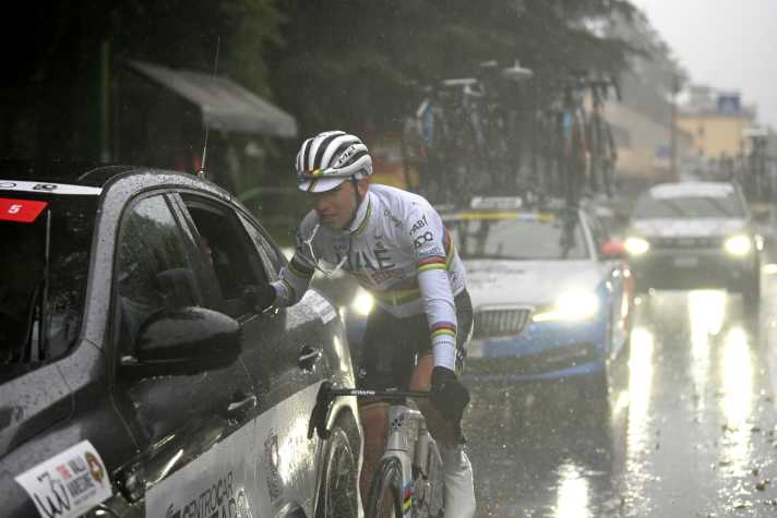Tadej Pogacar sur la voiture du directeur de course