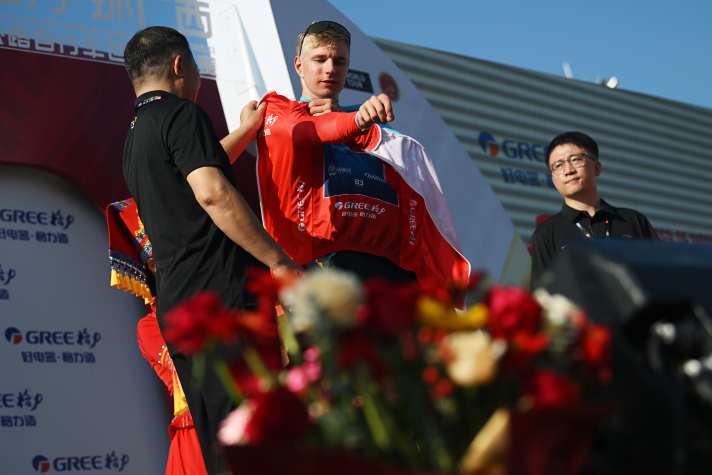 Max Kanter could hardly wring a smile from the red jersey that was more or less a gift due to Vernon's time penalty, especially as he won't be able to defend it anyway due to the mountain finish on the last day.