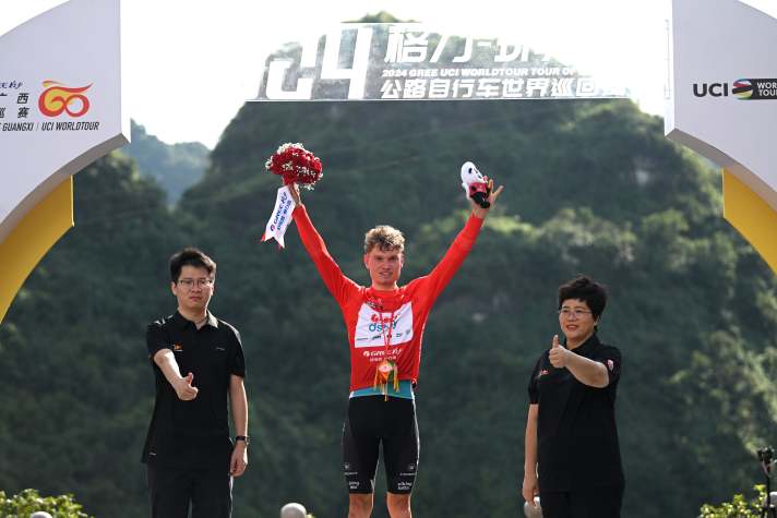 En remportant la 5ème étape du Tour de Guangxi, Lennert Van Eetvelt a également pris la tête du classement général et a de bonnes chances de remporter le tour avant la dernière étape.