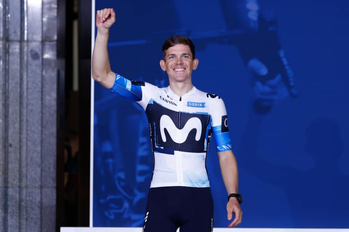 Gregor Mühlberger montre le nouveau maillot Movistar