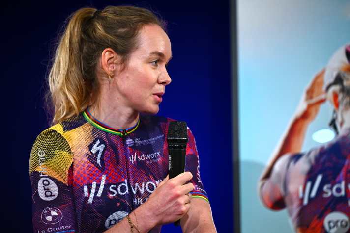 Gefragt: Anna van der Breggen erläuterte bei der Teampräsentation Details ihres Comebacks