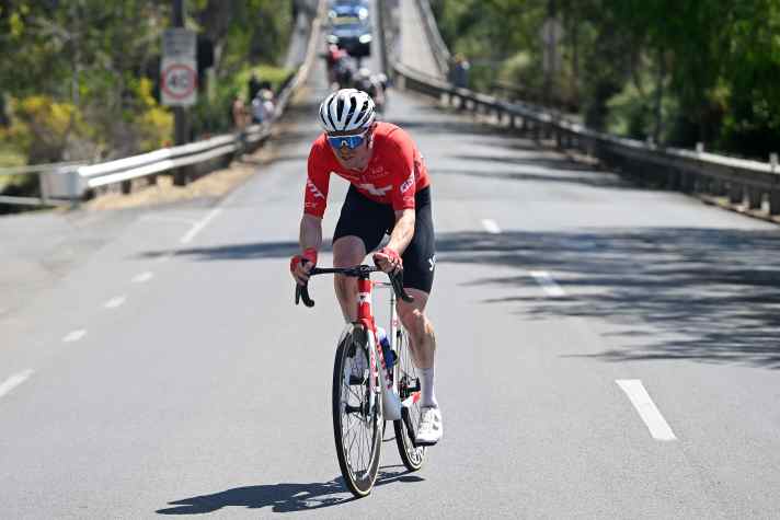 After a well-timed attack, Mauro Schmid crosses the finish line as a soloist in 2025