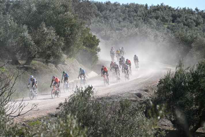 Sur les sections de gravel, les coureurs avalent beaucoup de poussière