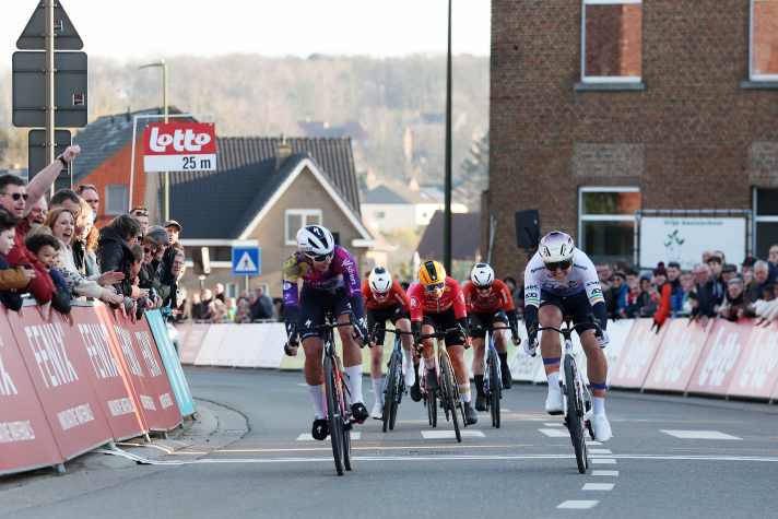 Le sprint de l'Omloop van het Hageland 2025 s'est joué à quelques centimètres entre Femke Gerritse (à gauche) et Lara Gillespie (à droite).