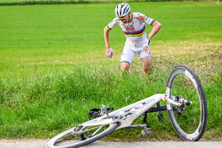 Tadej Pogacar går ned 50 kilometer foran finish i en kurve.