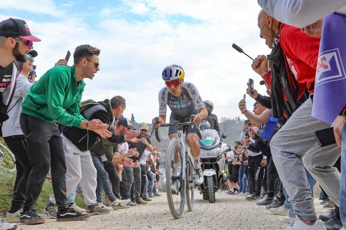 Spécialiste de la terre battue : Tom Pidcock a remporté Strade Bianche en 2023 et a terminé deuxième en 2025