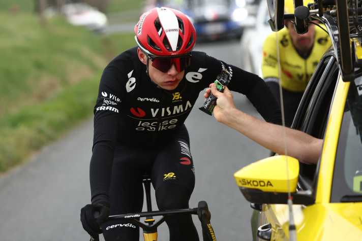 Jonas Vingegaard fell on the way and had to be treated.