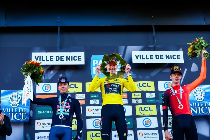 Das Podium 2025: Matteo Jorgensen (in Gelb) siegte vor Florian Lipowitz (links) und Thymen Arensman (rechts)