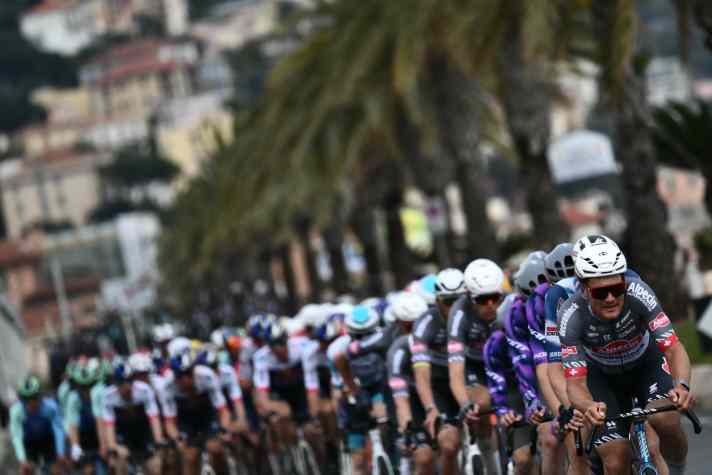 Silvan Dillier (devant) a longtemps roulé dans le vent et a géré le rythme du peloton quasiment seul. Pour son équipe, le travail devrait encore porter ses fruits...