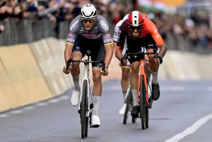 Auf der Zielgeraden ist Mathieu van der Poel schneller als Filippo Ganna und Tadej Pogačar