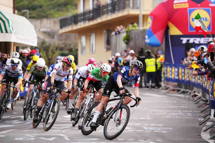 Draw: When the fastest women turned into the descent of the Poggio last year, aggressive racers like Demi Vollering and Elisa Longo Borghini (from right) still had sprinters like Lorena Wiebes in tow