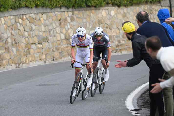 Er konnte immer wieder die Attacken von Tadej Pogačar (vorne) parieren: Mailand-San-Remo-Sieger 2025 Mathieu van der Poel