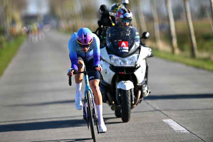 Attaquant : Hartthijs De Vries attaque lors de la course Classic Bruges-De Panne en mars dernier