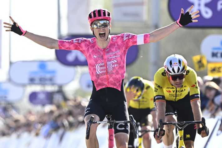 Neilson Powless bejubelt seinen Sieg, Ernüchterung bei Wout van Aert