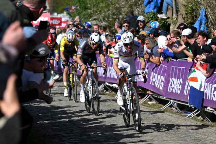 A Oude Kwaremont, Tadej Pogacar distancie ses concurrents Mathieu van der Poel
