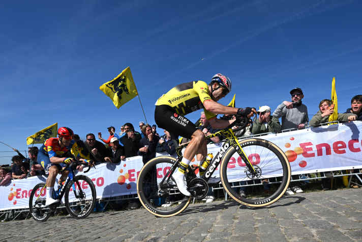 Wout van Aert et Jasper Stuyven se battent pour gravir le Paterberg