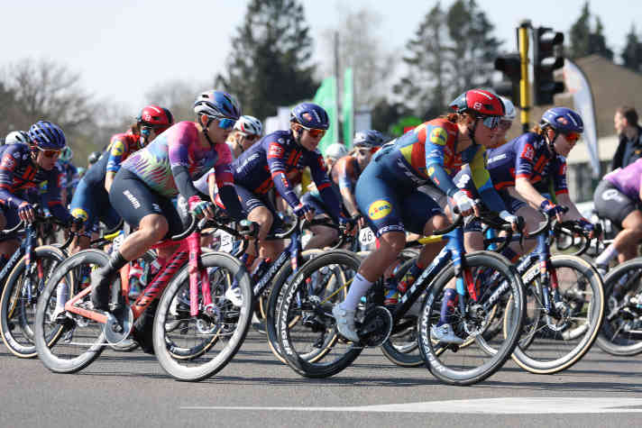 Le peloton au début de la course