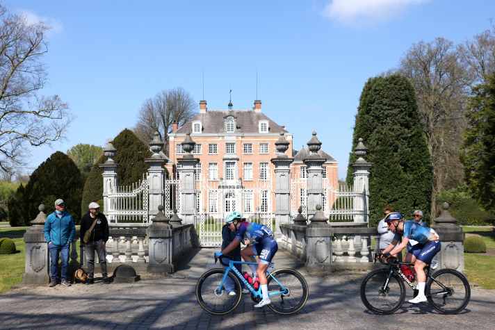 Amelia Tyler (Handsling Alba Development Road Team) et Allison Mrugal (Cynisca Cycling) avec jusqu'à 2:30 d'avance sur le peloton