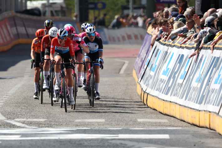 Une échappée de dix coureurs