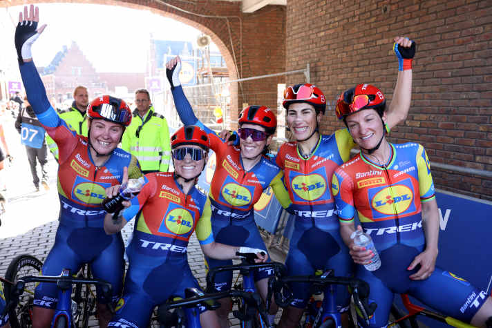 Elisa Balsamo gewinnt den Scheldepreis 2025 und das gesamte Team feiert den Erfolg