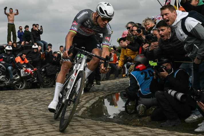 Son solo de 38 kilomètres s'est terminé par une troisième victoire consécutive dans Paris-Roubaix