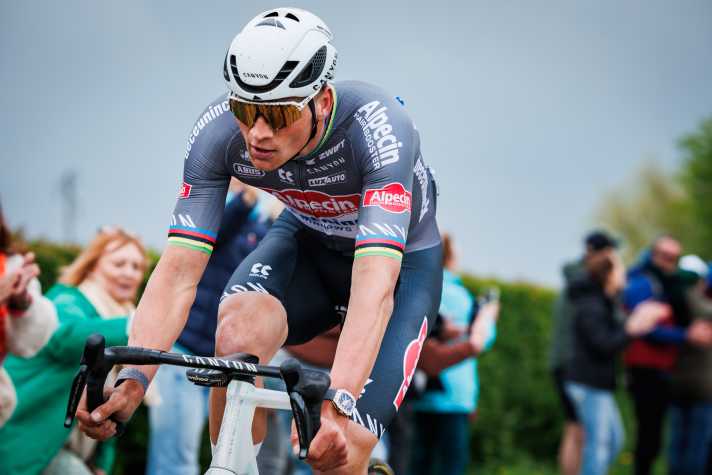 Mathieu van der Poel also rode with a luxury watch, but remained without any visible injuries