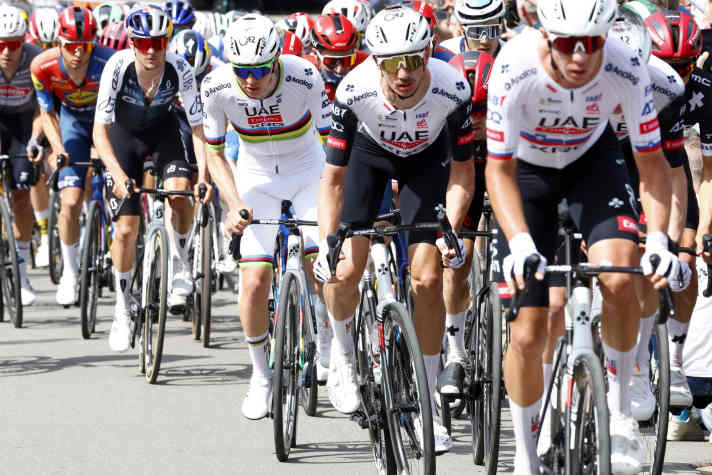 Das UAE Team Emirates - XRG hatte das Rennen unter der vollen Kontrolle und verhalf so Teamkapitän Tadej Pogacar (Bildmitte) zum Sieg