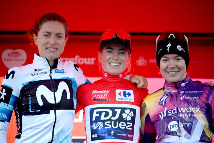 Die besten drei nach der finalen Bergankunft der Vuelta 2025: Tages- und Gesamtsiegerin Demi Vollering (Mitte) neben der Zweitplatzierten Marlen Reusser (links) und der Dritten Anna van der Breggen