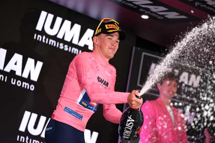 Mads Pedersen (Lidl - Trek) fait la fête avec le maillot rose.