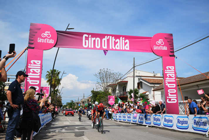 Aus der Spitzengruppe holte sich Giosuè Epis (Arkéa - B&B Hotels) die Sprintwertungen während der Etappe.