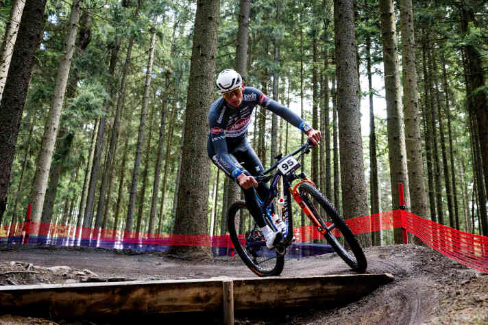 Mathieu Van Der Poel avait certainement imaginé son retour sur le VTT d'une autre manière