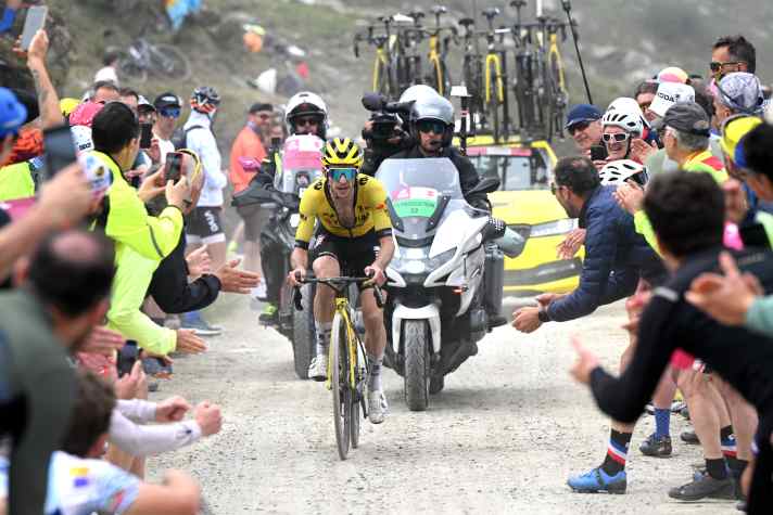 Simon Yates de l'équipe Visma | Lease a Bike a attaqué dans la montée Colle delle Finestre et a réussi à augmenter son avance sur Isaac del Toro.
