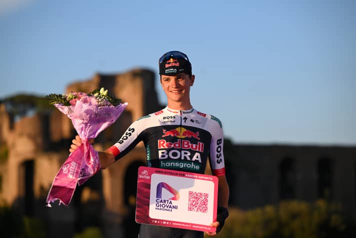Giulio Pellizzari a brillé au Giro d'Italia après l'abandon de son capitaine Primož Roglič
