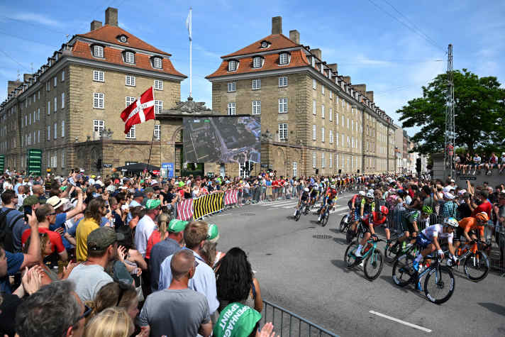 Das Peloton auf dem Rundkurs in Kopenhagen