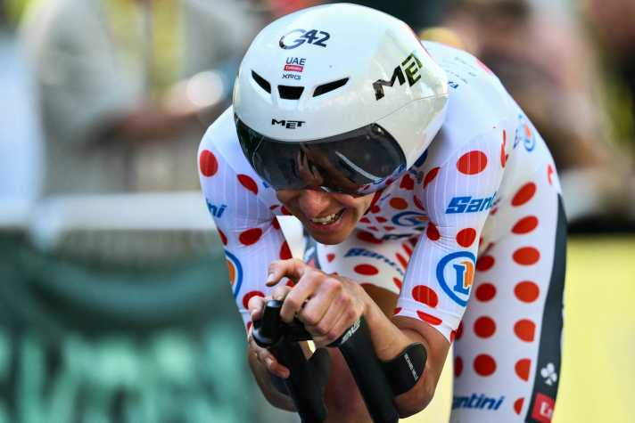 Ein ungewohntes Bild - Tadej Pogačar im gepunkteten Trikot beim Einzelzeitfahren der Tour de France