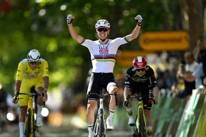 Erfolgreiche Kraftprobe: Tadej Pogacar gewinnt die 4. Etappe vor Mathieu van der Poel (in Gelb) und seinem langjährigen Rivalen Jonas Vingegaard