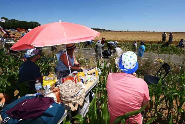 Straßenfete: Fans beim Einzelzeitfahren der Tour de France