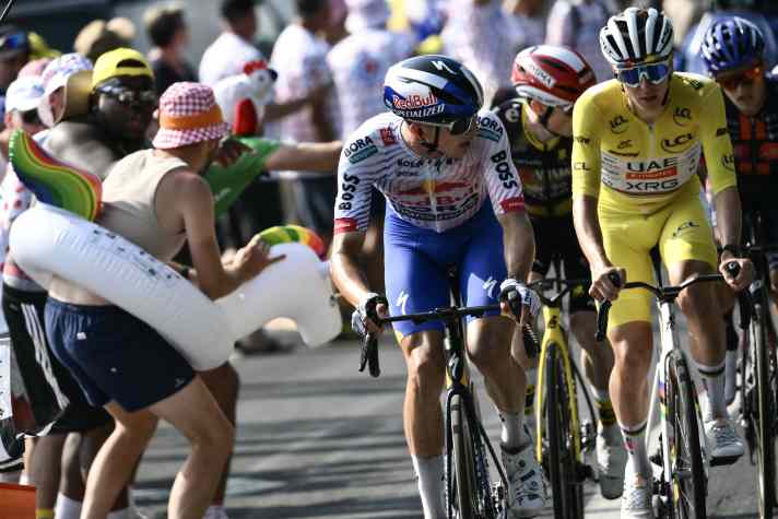 Watching the best: Florian Lipowitz next to Tadej Pogačar (in yellow)