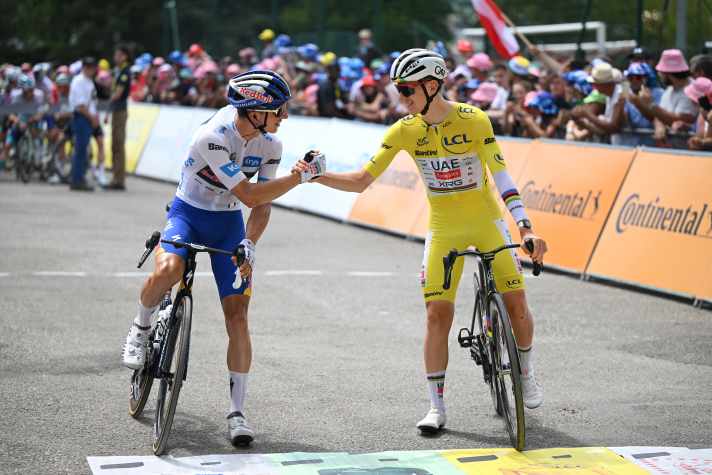 Florian Lipowitz (links - Red Bull - BORA - hansgrohe/Specialized) und Tadej Pogačar (UAE Team Emirates - XRG/Colnago) sind auf extrem erfolgreichen Rennradmarken unterwegs