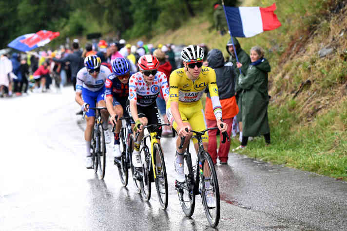 Observateur silencieux : Florian Lipowitz (à gauche) dans la montée vers La Plagne, dans la roue arrière d'Oscar Onley, Jonas Vingegaard et Tadej Pogačar (de gauche à droite).