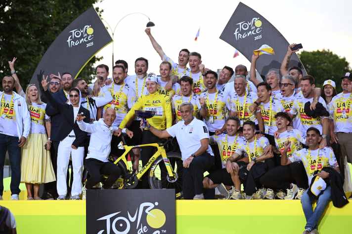 L'équipe UAE Team Emirates - XRG célèbre sa victoire finale sur le Tour de France 2025