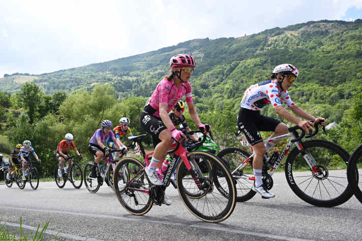 Magdeleine Vallières in the jersey of her team EF Education-Oatly in a breakaway group during stage 8 of the Tour de France Femmes 2025