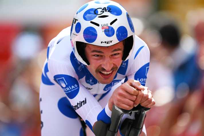 Jay Vine kann vor allem bergauf fahren und freut sich wohl über jeden Höhenmeter des Kurses