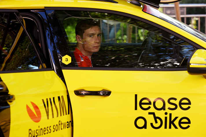 Est-ce à cela que ressemble un vainqueur du Tour ? - Jonas Vingegaard après que le peloton a dû s'arrêter lors de la dernière étape en raison des protestations.