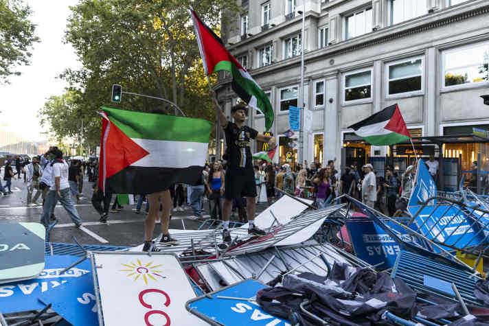 Vor allem aufgrund der Teilnahme des Teams Israel - Premier Tech kam es bei der Spanien-Rundfahrt zu massiven Protesten bis hin zum Abbruch der letzten Etappe