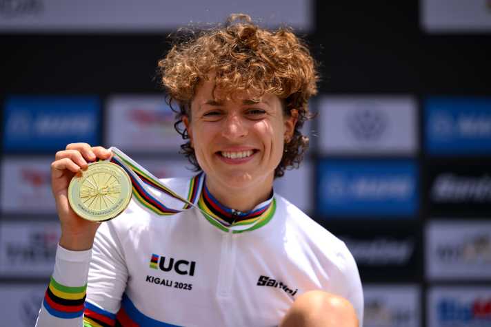 Beaming with joy: Marlen Reusser is finally world champion. She won gold in the individual time trial and will probably also be among the front runners in the road race