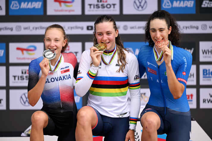The U23 women's podium in the world championship time trial in Kigali: Zoe Bäckstedt takes gold ahead of Viktória Chladoňová and Federica Venturelli.