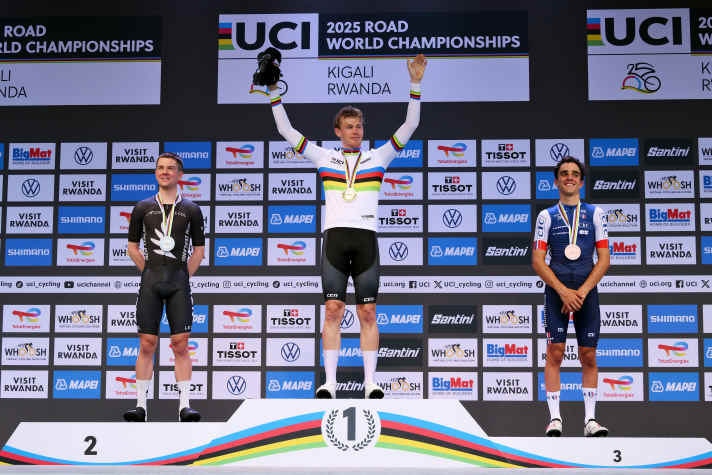Le podium du contre-la-montre U23 des championnats du monde de Kigali : Jakob Söderqvist remporte l'or devant Nate Pringle et Maxime Decomble.